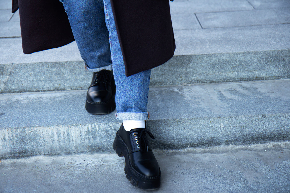 8 Stylish & Simple Ways To Wear Black Booties & Black Jeans