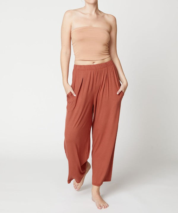 Model showing both pockets of BAMBOO WIDE PANTS ANKLE LENGTH