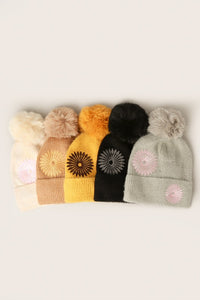 Daisy Pattern Knit Beanie w Faux Fur Pom Pom