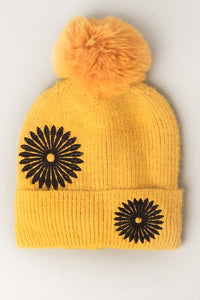 Daisy Pattern Knit Beanie w Faux Fur Pom Pom