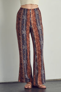 Zoom in view of Elastic waisted palazzo pants in ethnic print