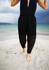 Lady walking on the beach in PANTS LOOSE ELASTIC WAIST